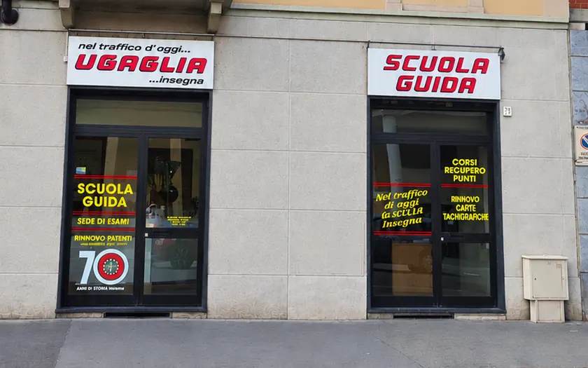 La sede di Autoscuola Ugaglia in Via Nizza 346 a Torino oggi, con le insegne «Scuola guida» e «Nel traffico d’oggi Ugaglia insegna»